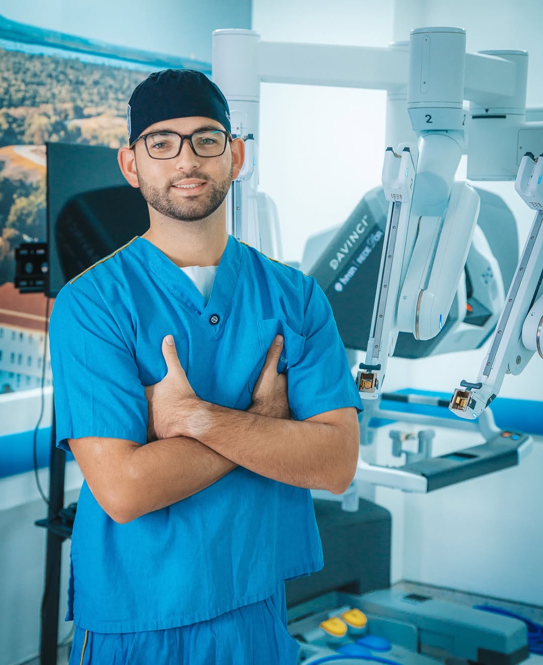Dr. Gustavo Negromonte em centro cirúrgico com sistema robótico
